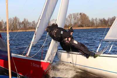 img-7531-lukas-op-zijn-tenen-in-de-trapeze-kleiner
